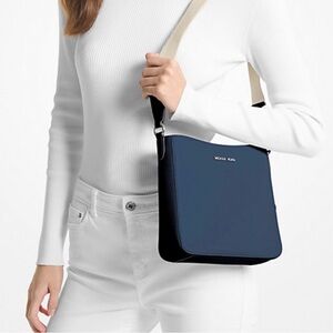 Michael Kors Jet Set Travel Medium Messenger